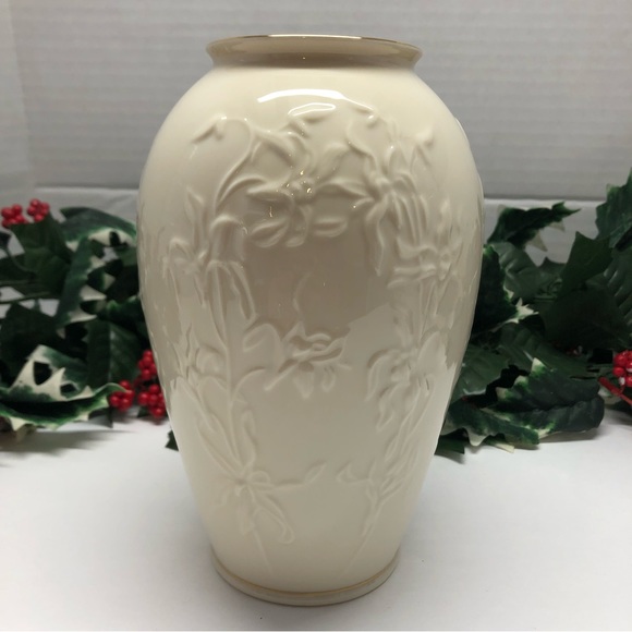 Lenox Ivory Porcelain 7.25”H Vase With Embossed Iris Flowers Good Trim EUC USA - Picture 3 of 9